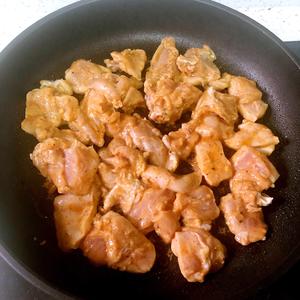 土豆香菇焖鸡肉的做法 步骤1