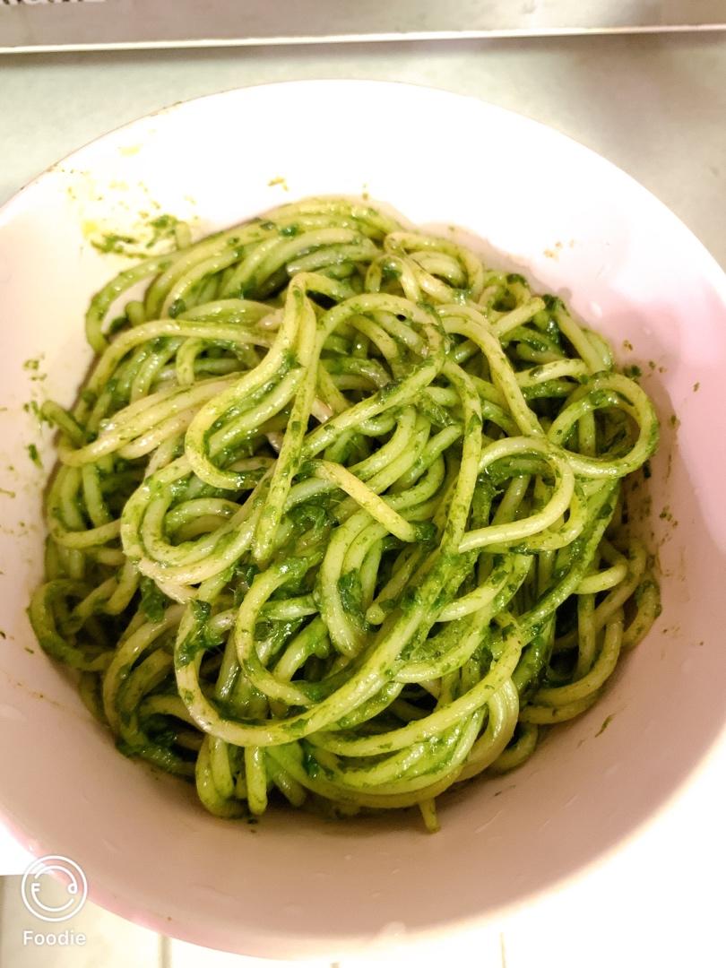 打耳光都不放的绿色意大利面(青酱意面)----菠菜罗勒松子拌意面