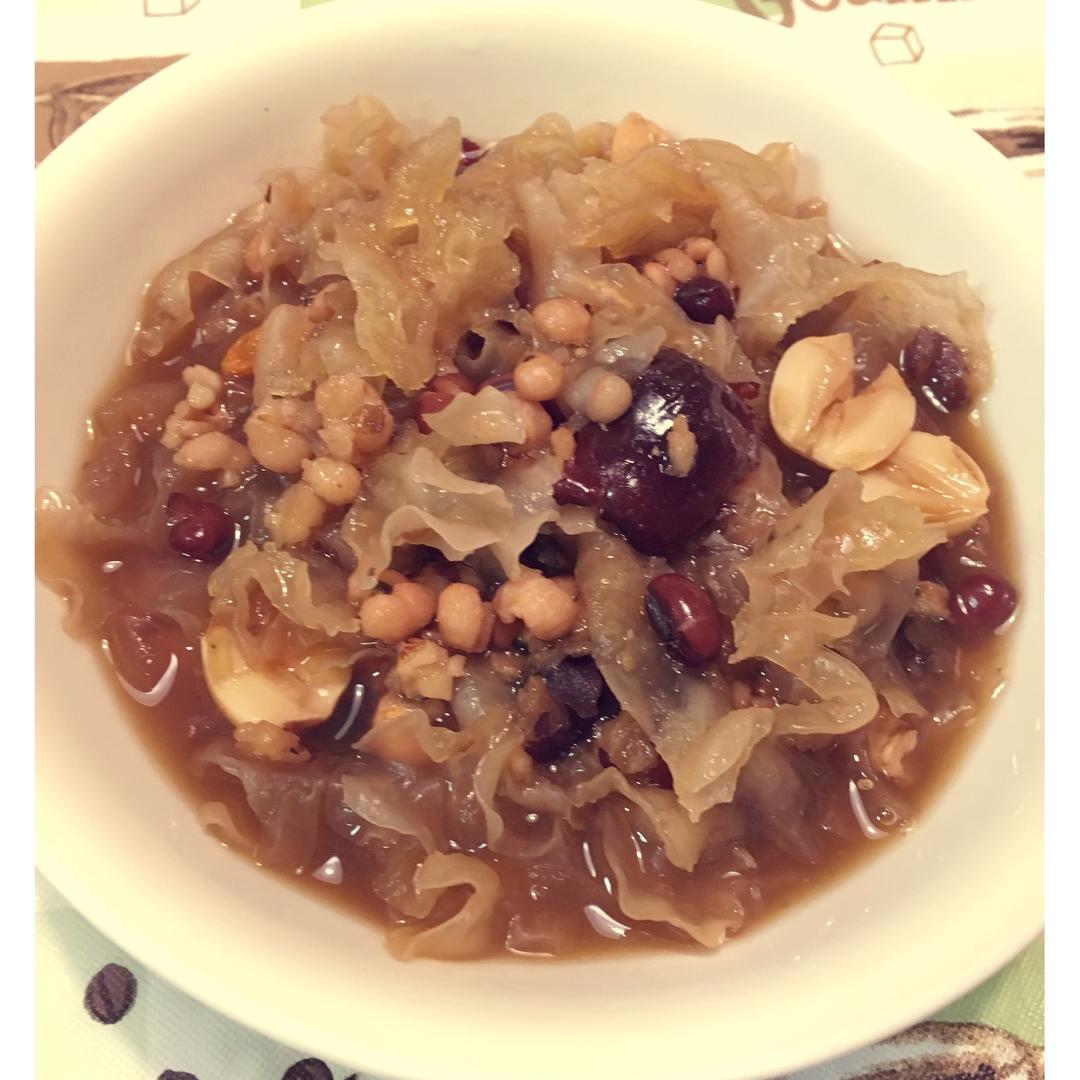 红枣银耳莲子羹
