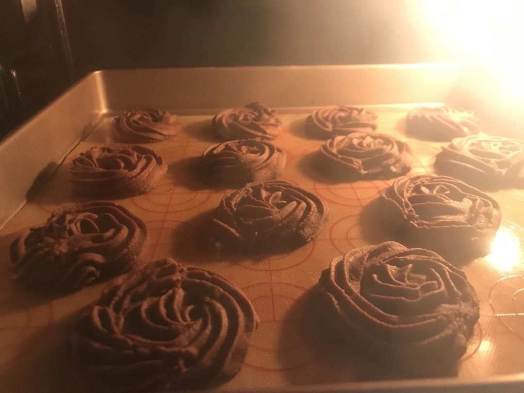 挤花毫无压力的巧克力曲奇