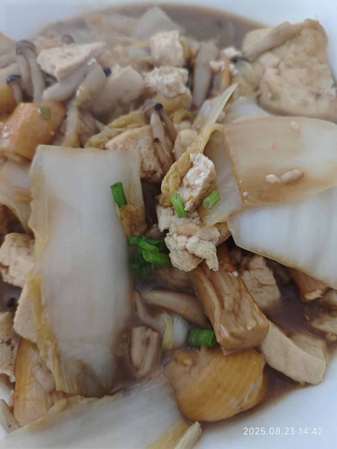 给肉都不换的菌菇白菜豆腐煲！好吃下饭