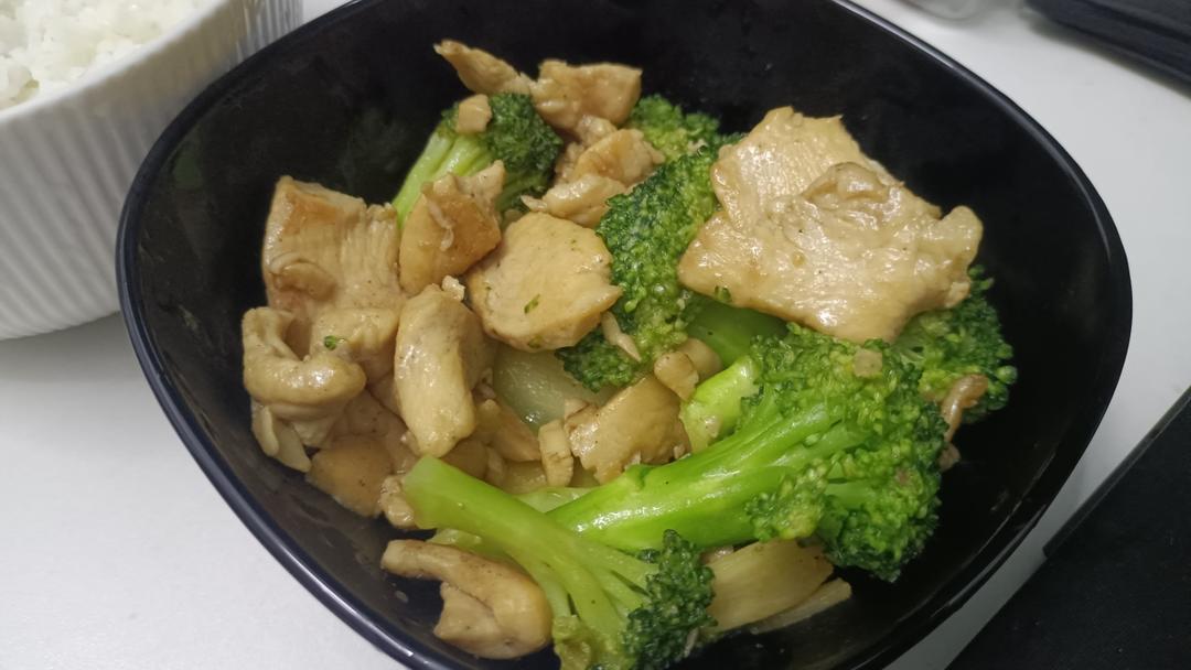 西蓝花炒鸡胸肉（最近爱上减脂餐）