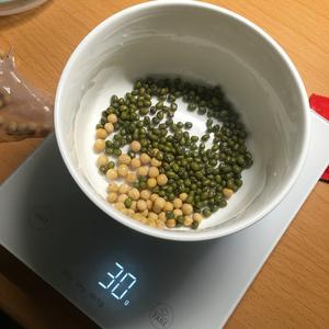 自制红枣黄豆绿豆南瓜小米粥的做法 步骤1