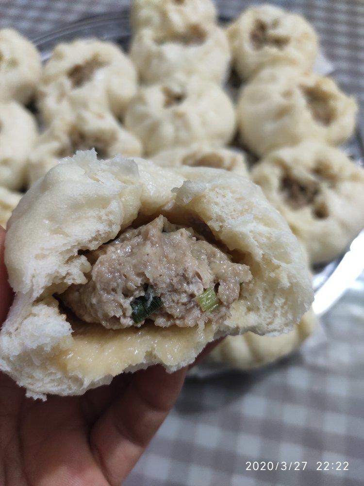 松软多汁的肉包子