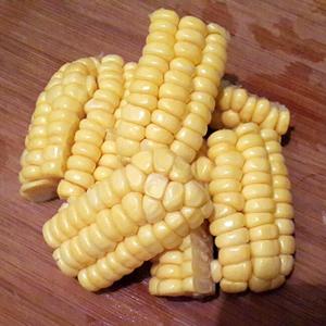 玉米黄豆炖猪蹄的做法 步骤2