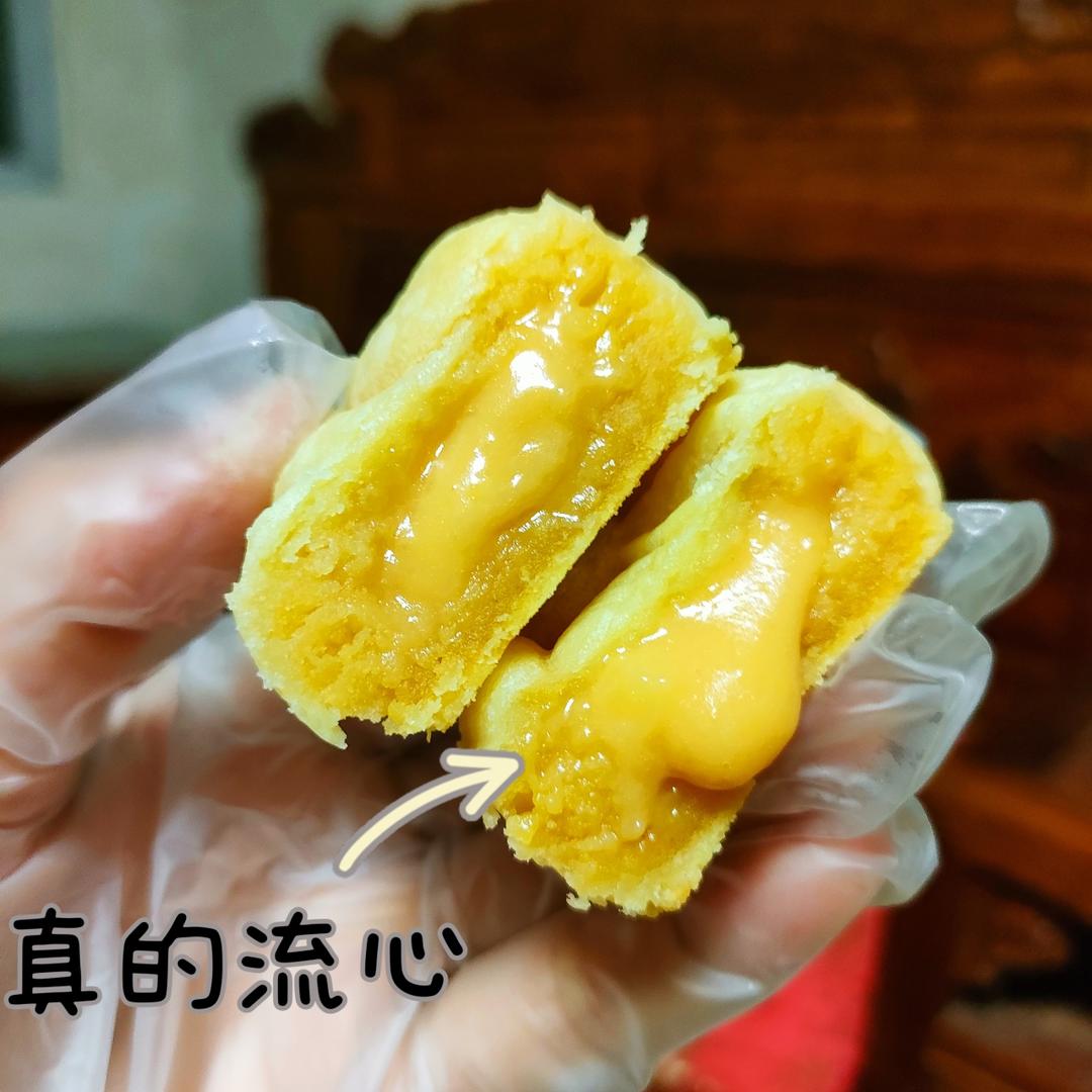 💃奶黄流心月饼——这是可以让你坐稳朋友圈厨霸位置的月饼🥮，没人点赞算我输👎