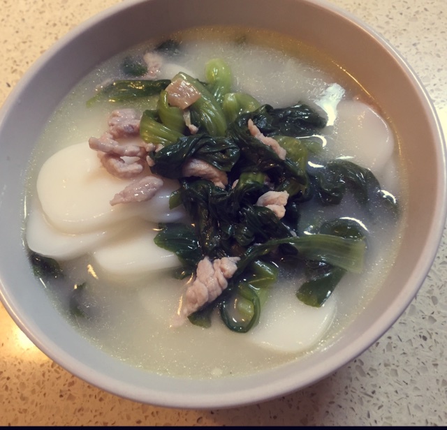 朴素的青菜肉丝炒年糕