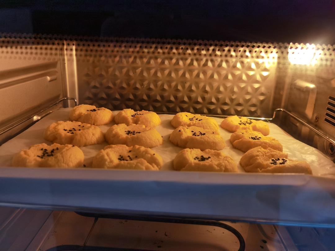 轻轻一按就碎掉的原味桃酥（不输猪油版）