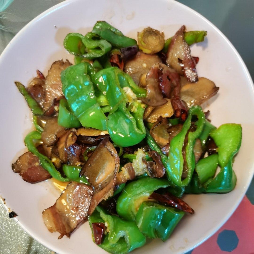 最具人间烟火气的大蒜辣椒炒湖南腊肉
