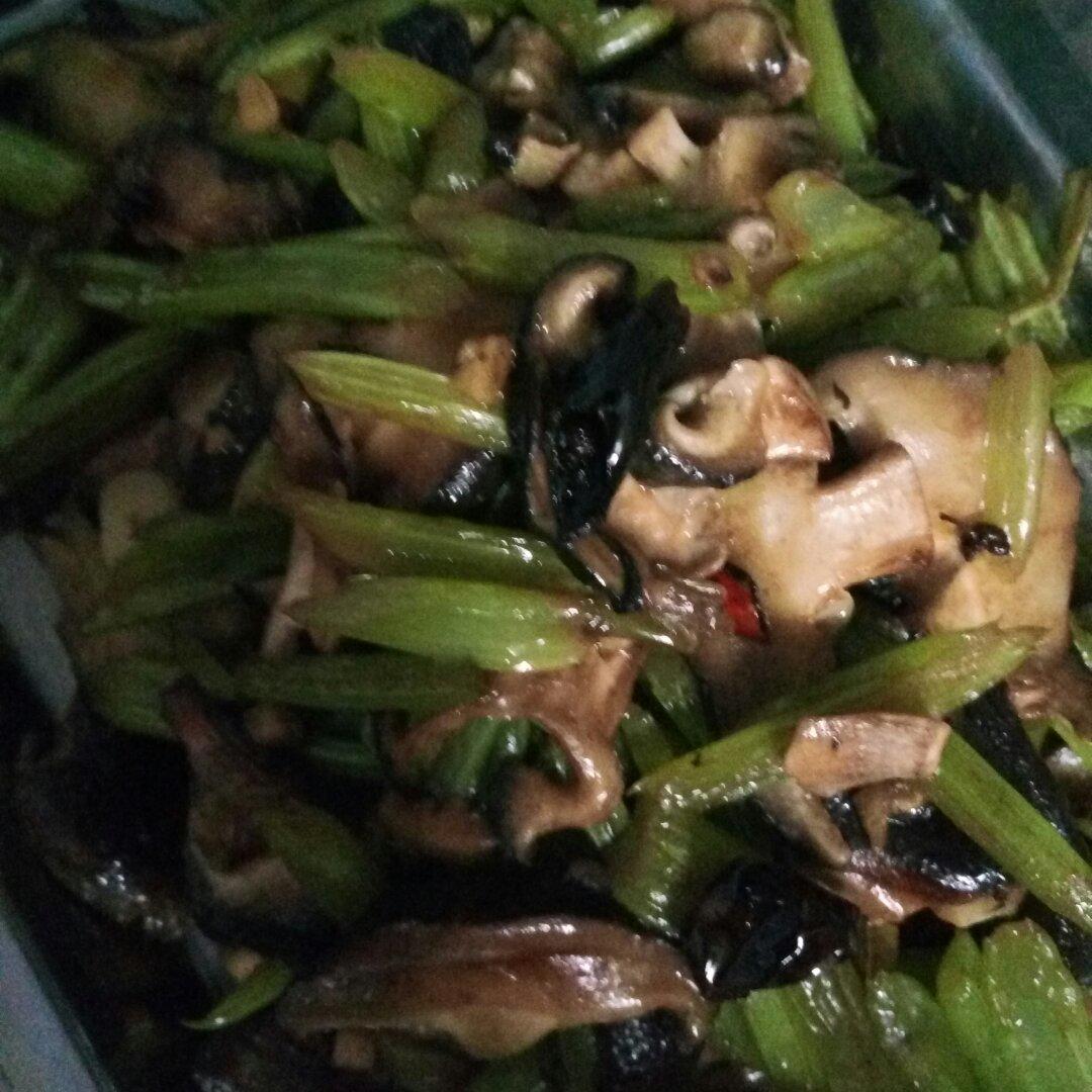 素炒香菇芹菜