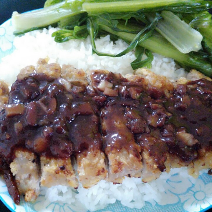 日式猪排饭配味噌汤