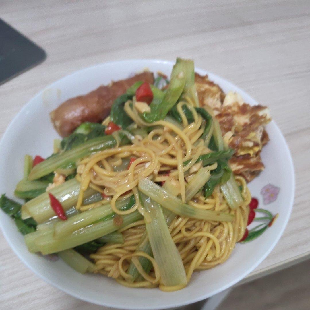 十分钟搞定！！酱汁浓郁好吃的荷包蛋焖面