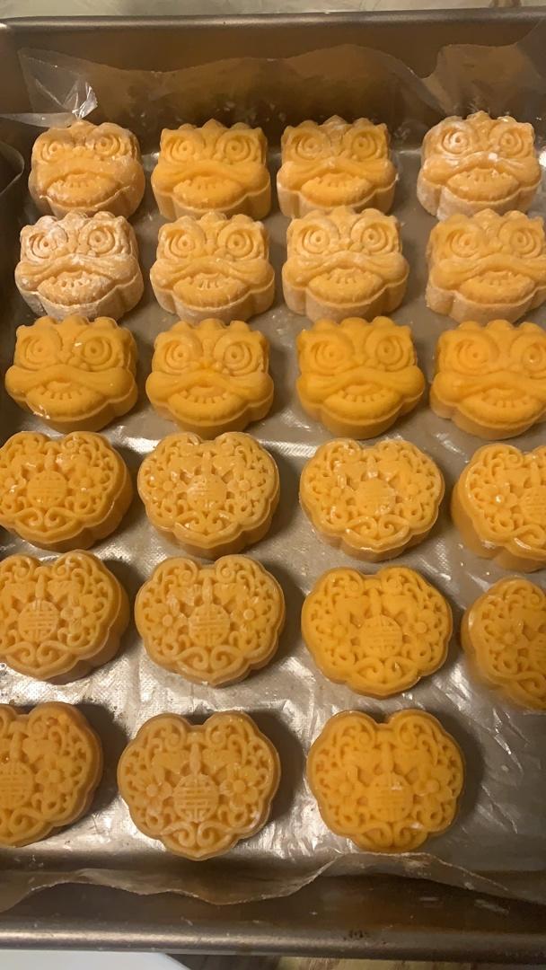 💃奶黄流心月饼——这是可以让你坐稳朋友圈厨霸位置的月饼🥮，没人点赞算我输👎