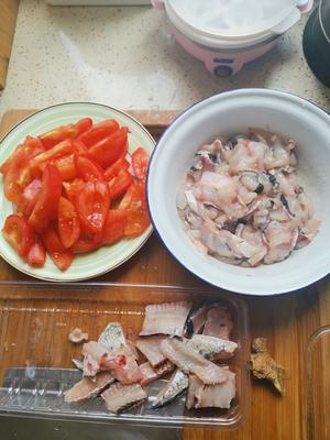 酸酸甜甜的番茄黑鱼锅的做法 步骤3