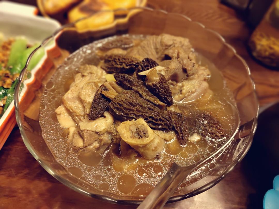 汤鲜味美的羊肚菌煲汤