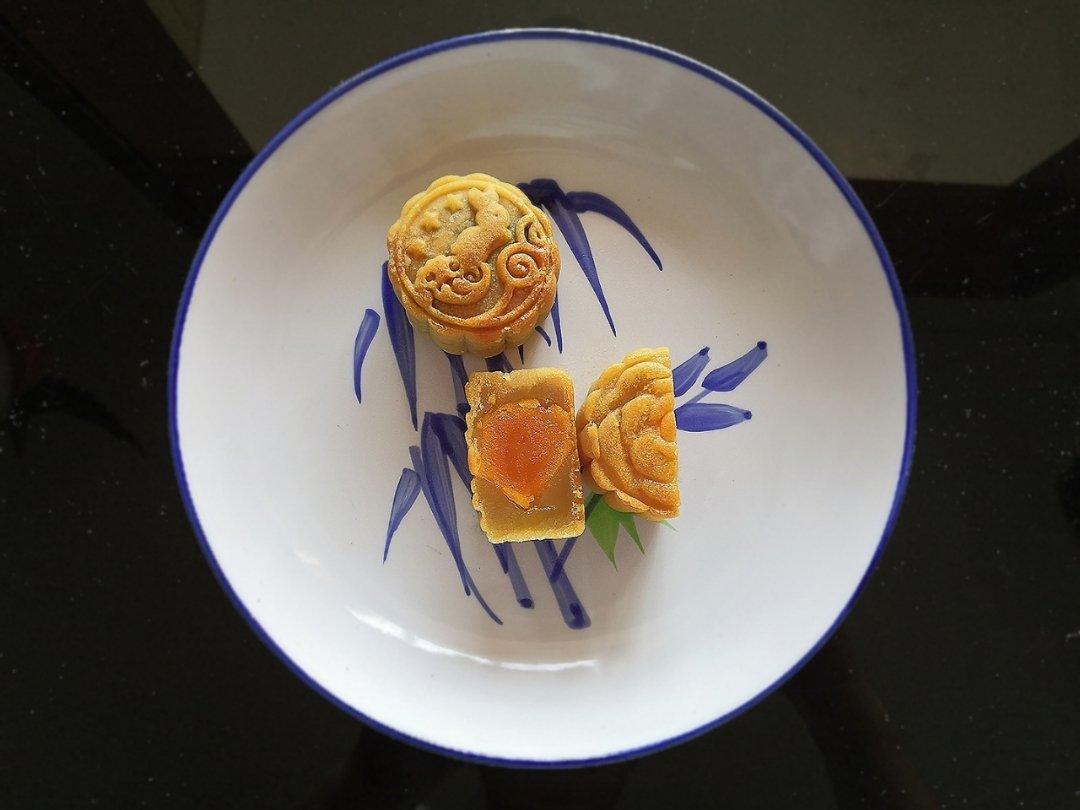 广式蛋黄莲蓉月饼