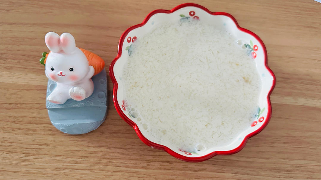 《桃胶皂角米雪燕银耳牛奶羹》据说一碗等于敷30片面膜的功效