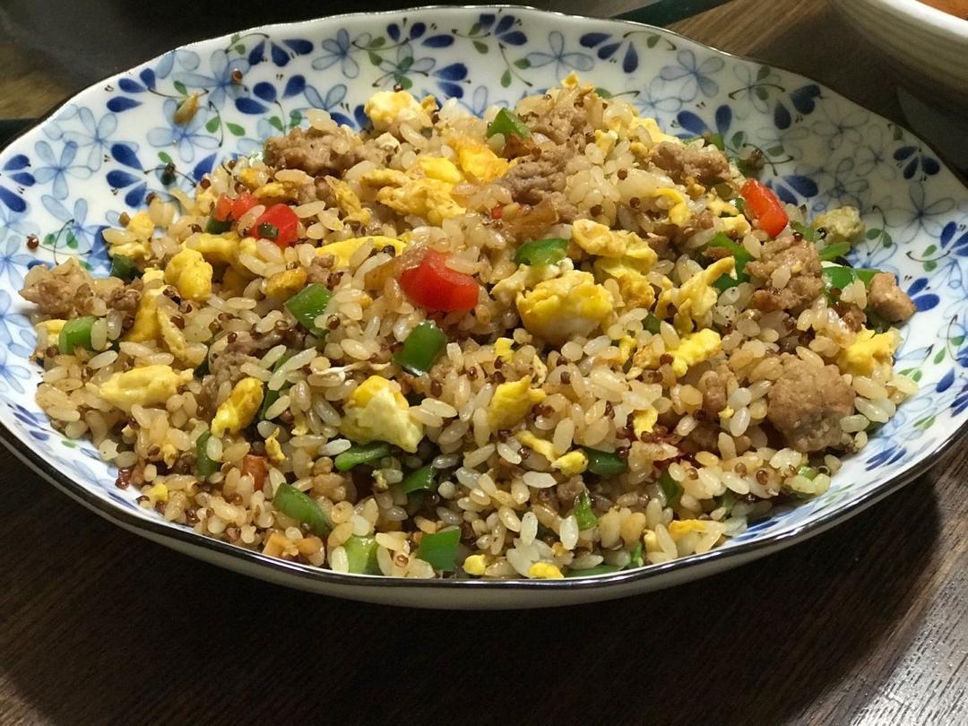 （独家）青椒肉末蛋炒饭（怎么炒都好吃）