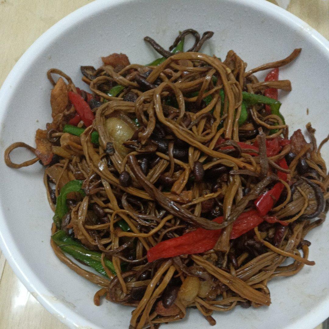 五花肉干锅茶树菇