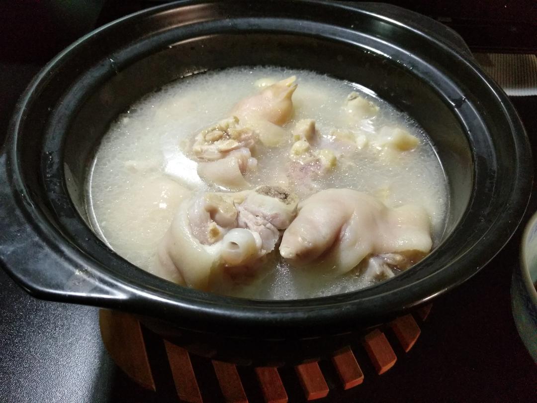 黄豆花生猪脚汤