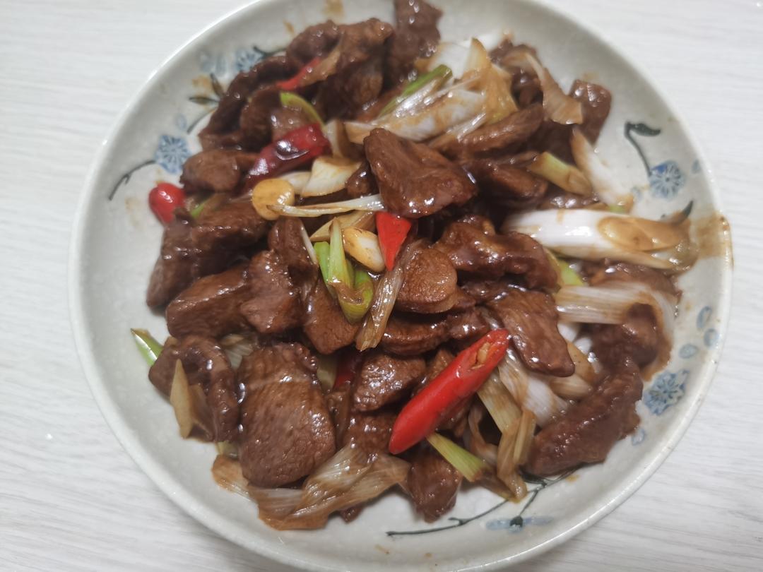 厨师长教你：“葱爆羊腿肉”的家常做法，葱香味浓，嫩而不膻