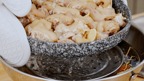 贴秋膘【五指毛桃蒸猪手】的做法 步骤5