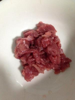 宝宝补铁补钙餐芹菜嫩炒小牛肉的做法 步骤2