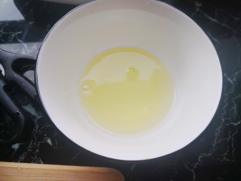 芒果双皮奶（桃酥剩下的蛋清）的做法 步骤1