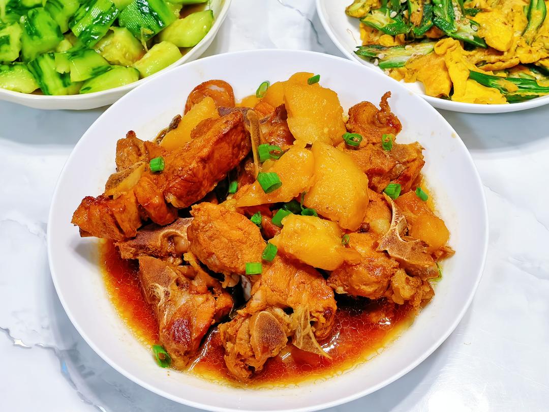 土豆烧排骨😋炖得软烂的排骨+绵密土豆，这才是家常菜的天花板！