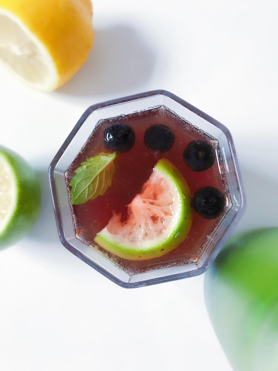 蓝莓Mojito鸡尾酒