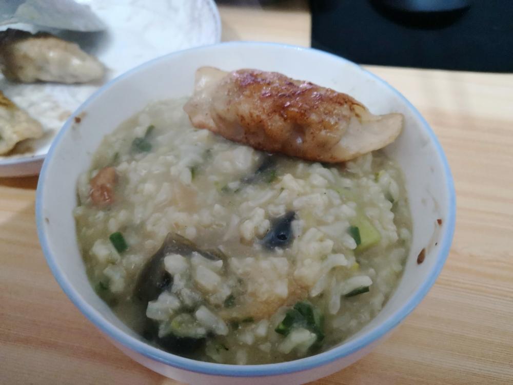 皮蛋瘦肉粥➕煎饺的做法