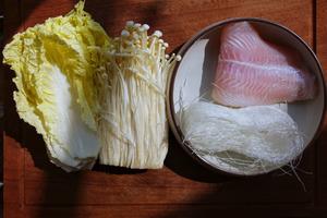 一碗香丨懒人减脂一锅端的蒜蓉粉丝蒸鱼的做法 步骤1