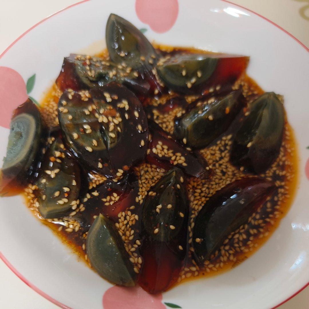 ㊙️火爆香菜拌皮蛋🔥香辣开胃又下饭～