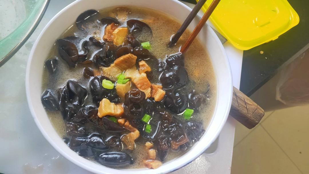 五花肉炖木耳（高压锅）