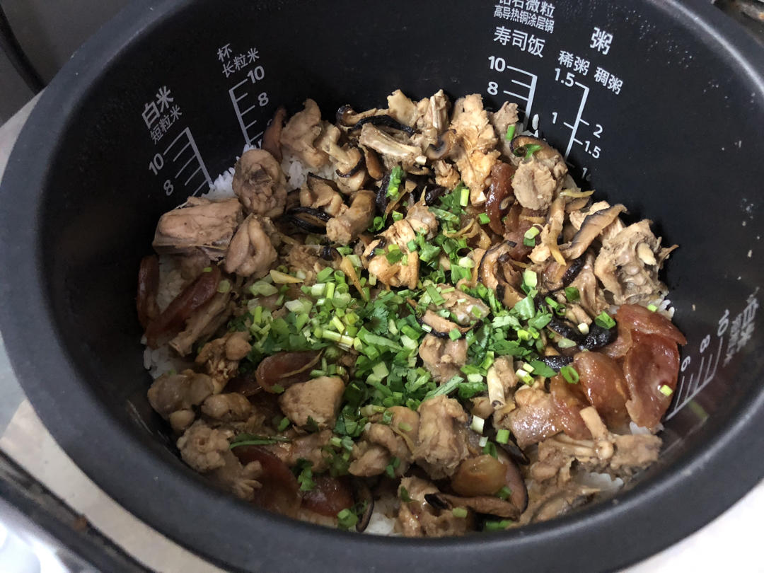 超级简单无敌好吃的乳鸽香肠煲仔饭