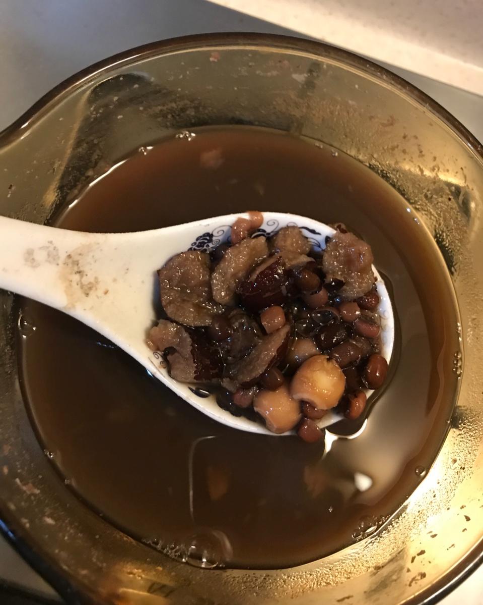 葫芦娃小西做的红豆皂角米甜汤