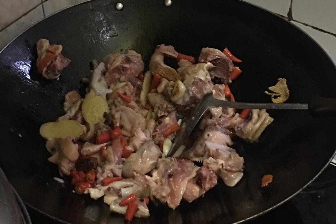 一个月不吃就馋的香辣炖鸡的做法 步骤2