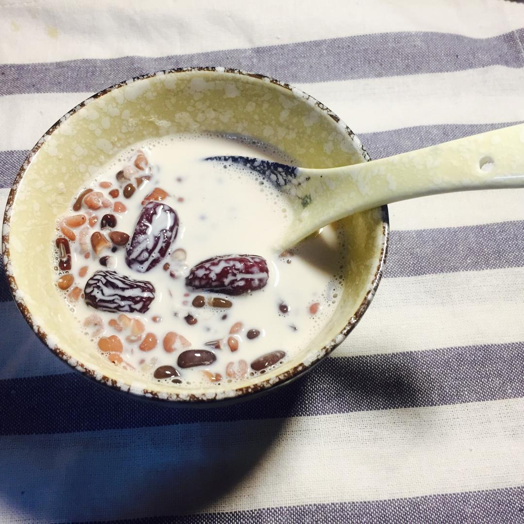 红枣红豆薏仁牛奶粥