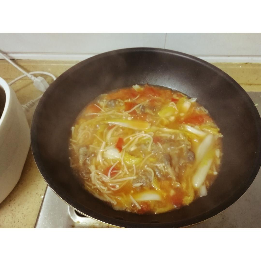 金针菇肥牛番茄锅