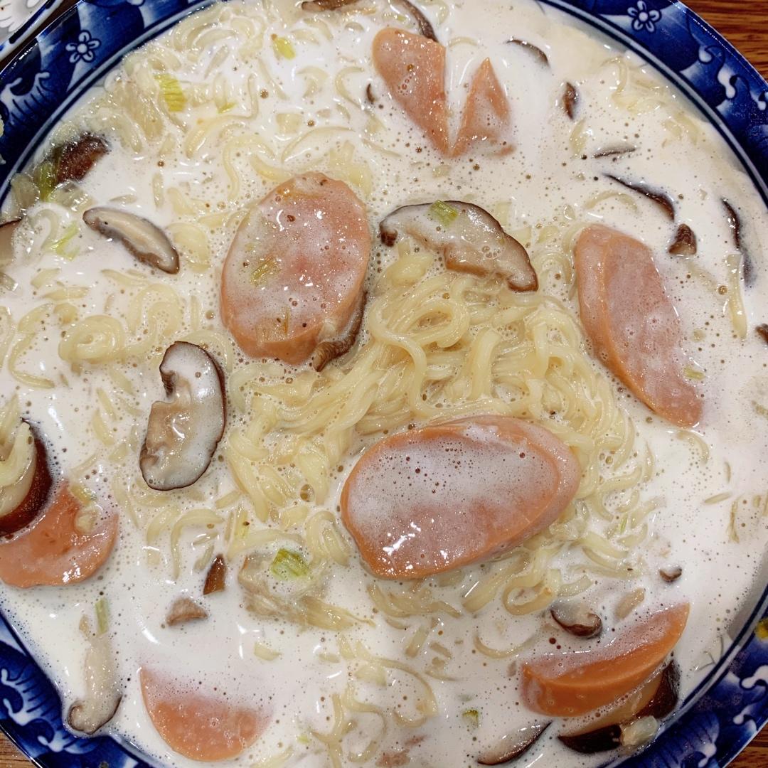 白蘑菇奶油培根意面