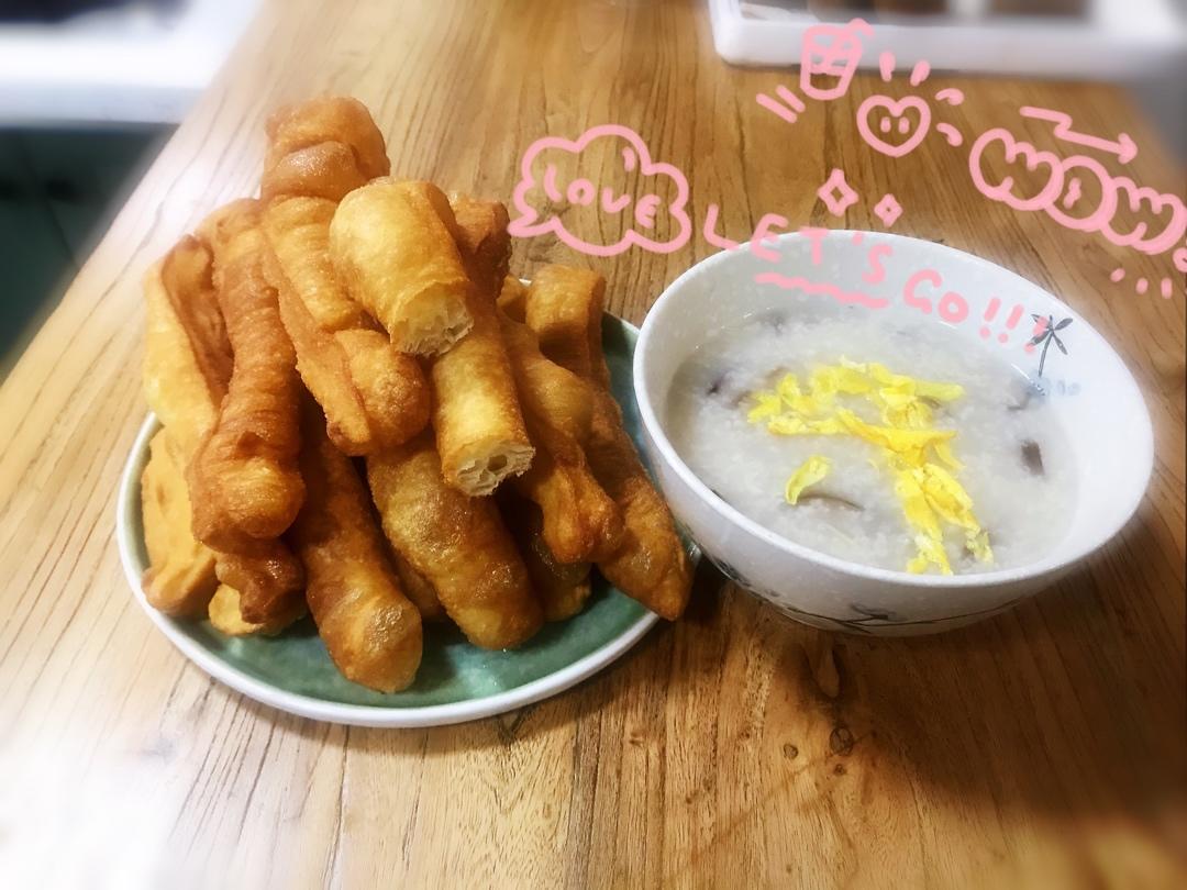 蓬松多孔炸油条的详细做法（普通面粉版） 配方很重要&和面手法也有讲究