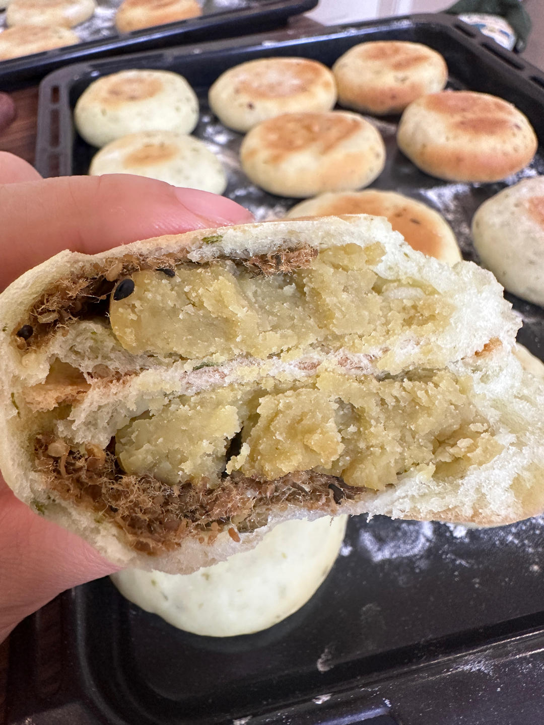 好吃看得见❗️满满的肉松‼️肉松香葱软皮饼