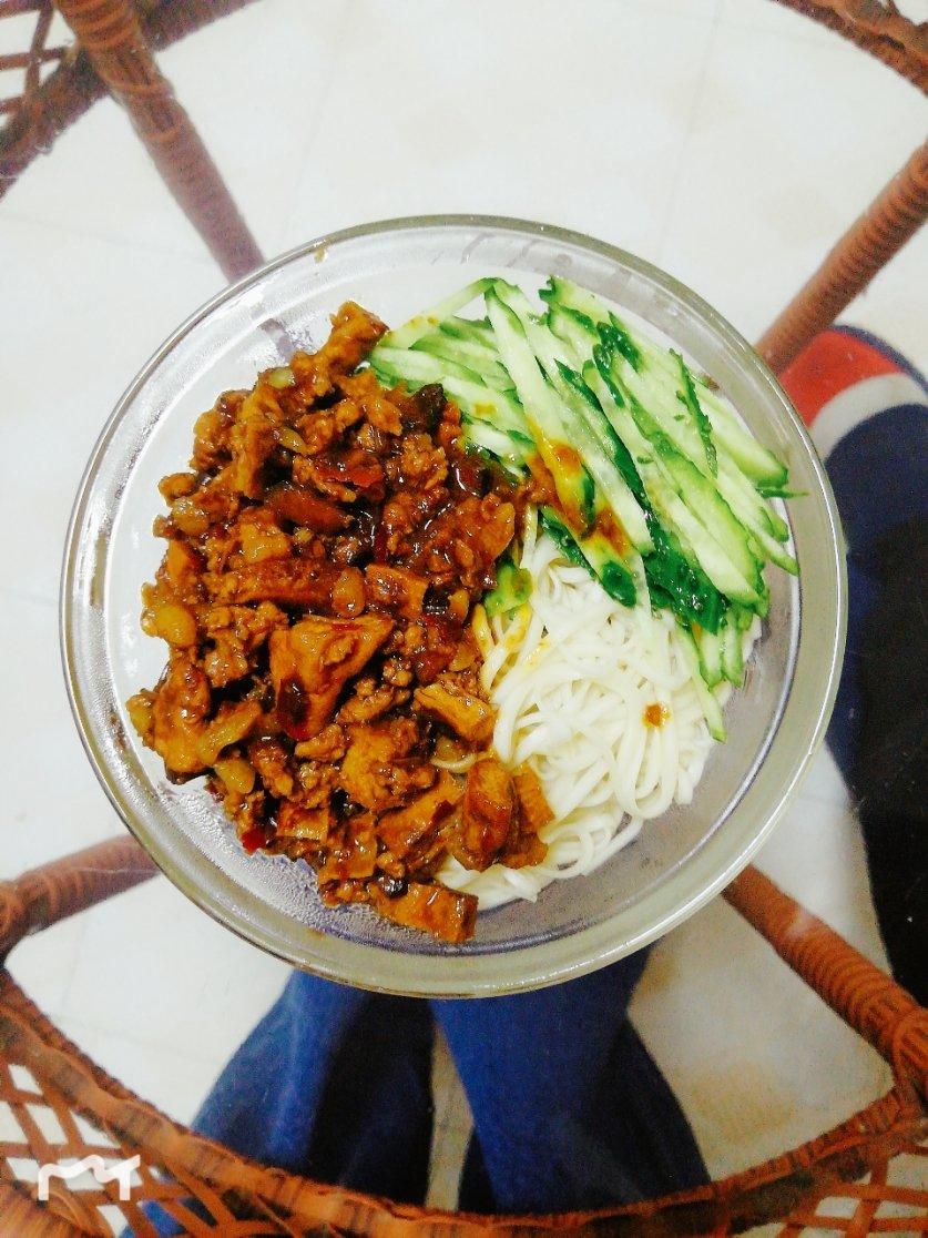 吃微辣的薇拉做的炸酱面