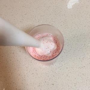草莓香蕉奶昔的做法 步骤3