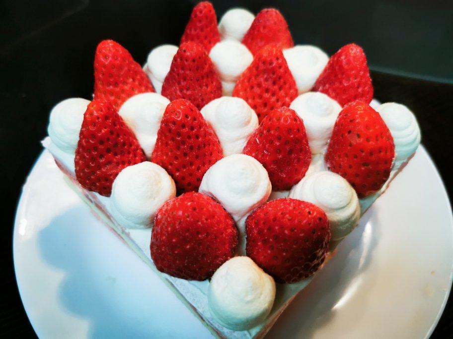 不会抹奶油也可以做的草莓方蛋糕！