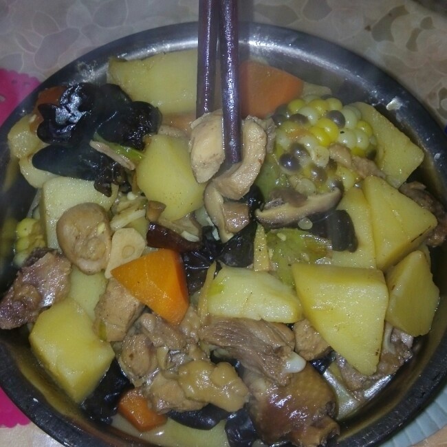 香菇鸡肉炖土豆