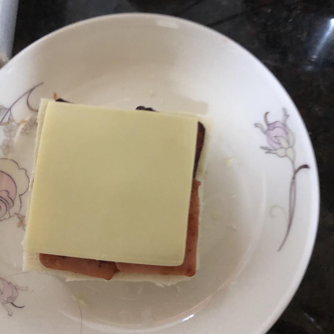 火腿鸡蛋芝士三明治