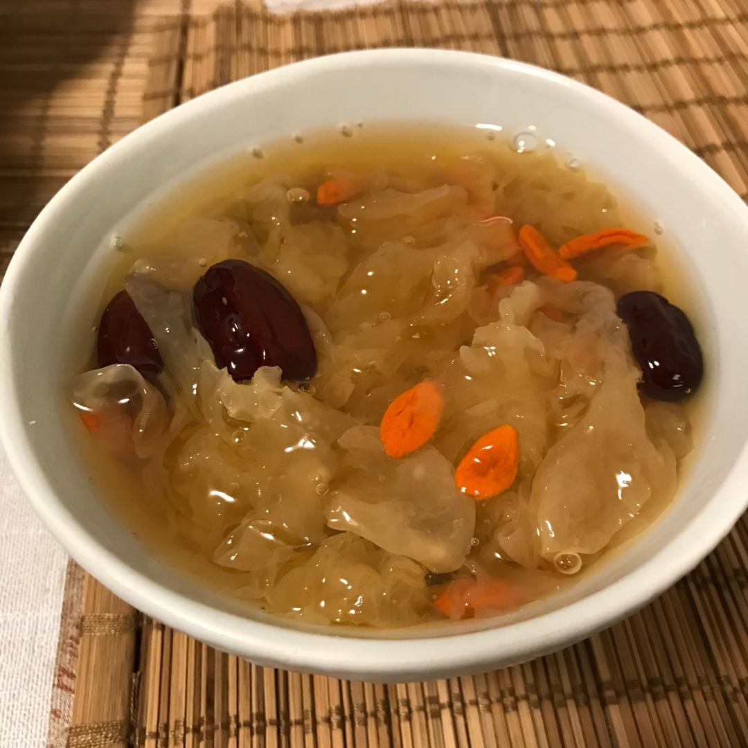 冰糖银耳红枣汤