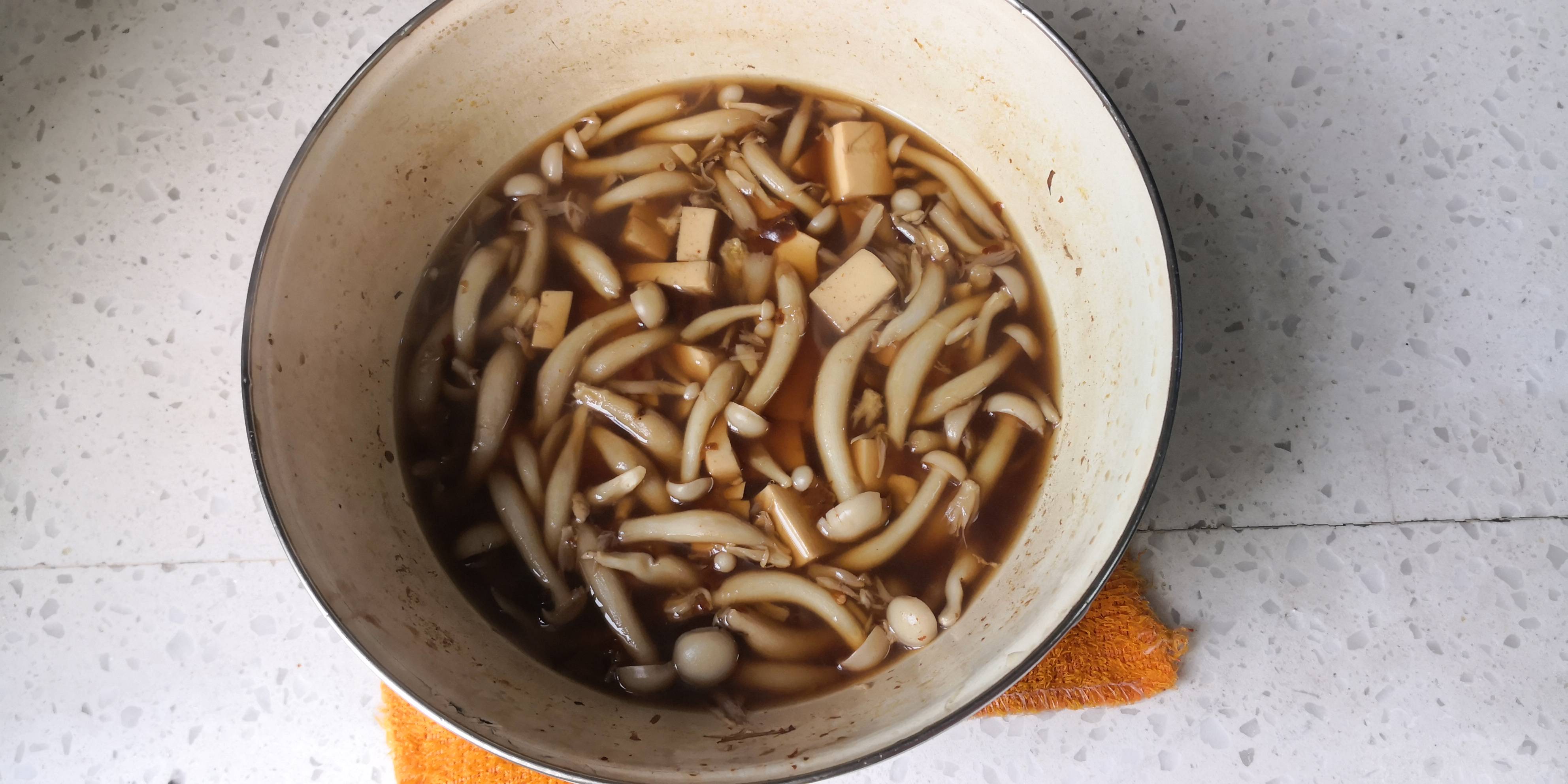 鲜掉眉毛的菌菇豆腐汤
