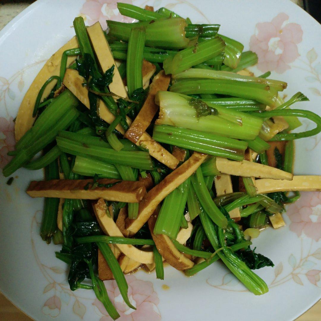 午餐晚餐简单快手下饭菜芹菜炒香干